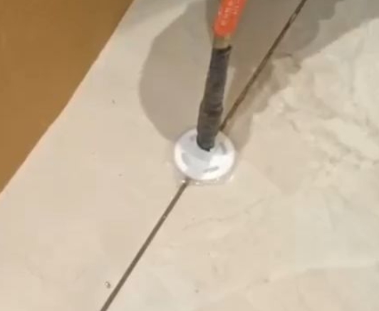 越秀瓷砖空鼓维修公司专业解答瓷砖在铺贴过程中，如果没有涂抹均匀到位的粘结材料（如水泥砂浆或瓷砖胶），可能会导致以下问题