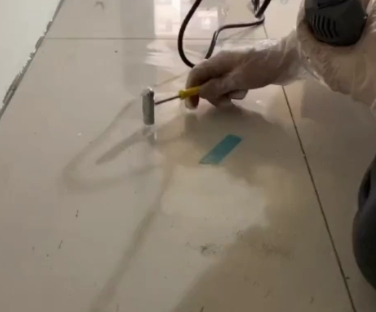 越秀瓷砖开裂维修公司专业分享瓷砖在铺贴前如果没有沥干水分，将会导致以下问题
